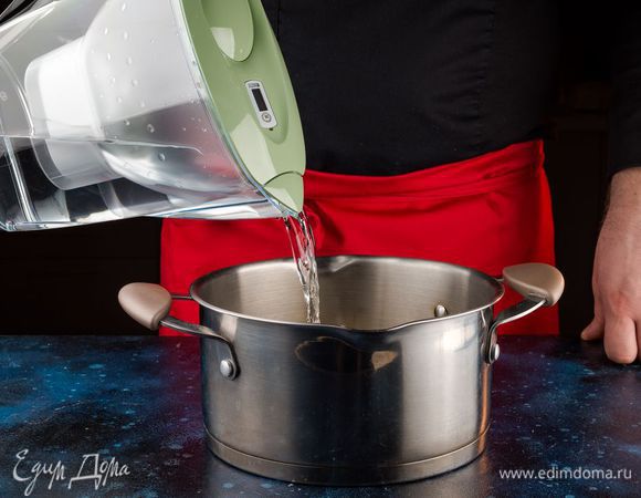 Капусту выложите в кастрюлю, залейте водой из фильтра-кувшина BRITA Marella Pastel и посолите. Доведите воду до кипения, уменьшите огонь до среднего и варите полчаса.