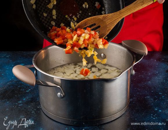 Переложите зажарку в суп и варите еще 5 минут.