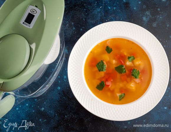 Порубите зелень и всыпьте в суп, а потом дайте ему настояться 10-15 минут.