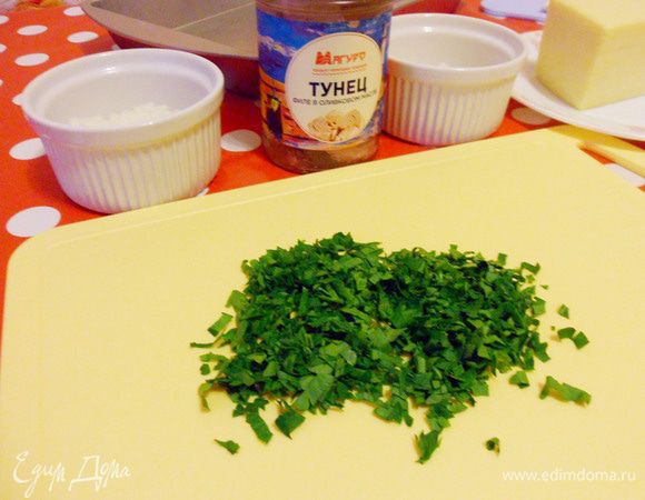 Мелко нарезаем зелень петрушки.