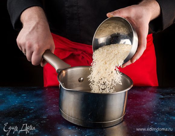 Насыпьте в сотейник рис.