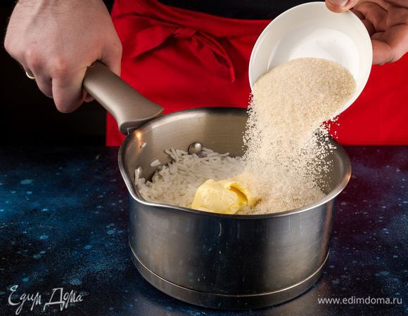 Добавьте в рис сахар и сливочное масло.