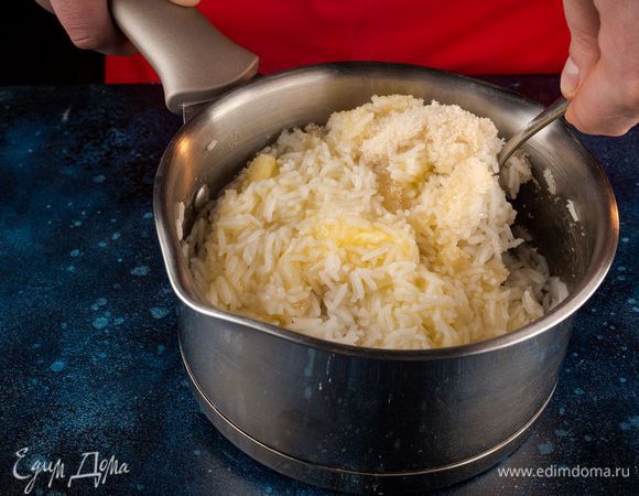 Перемешайте. Закройте кастрюлю крышкой и дайте настояться.