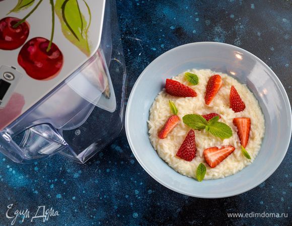 Готовую кашу украсьте нарезанной клубникой. Начинайте день вкусно и ярко с полезным завтраком от BRITA Navelia Fruit Edition.