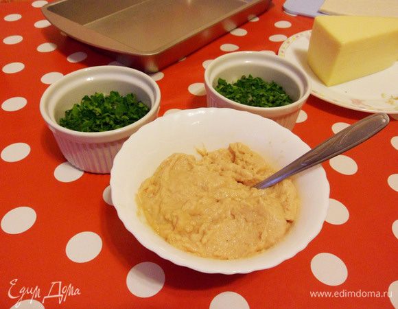 Филе тунца ТМ «Магуро» растереть до паштетного состояния. Я еще добавила ложку оливкового масла из заливки консервированного тунца.