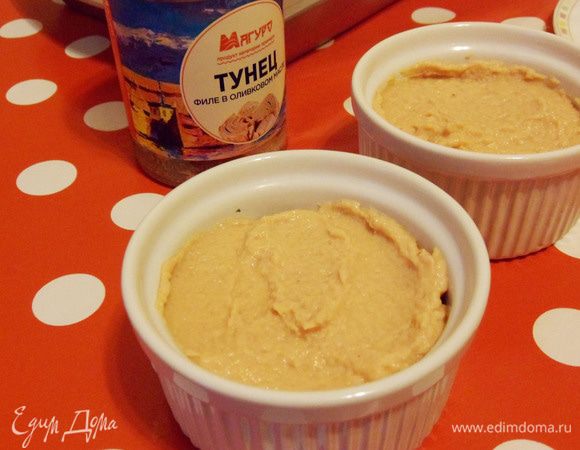 Добавить тунца в формочки.