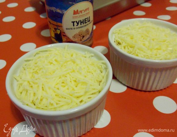 Посыпать натертым сыром.