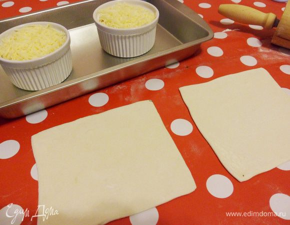 Каждую часть раскатать по размеру формочки. 