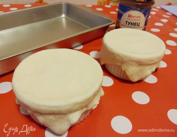 Смочить водой нижний слой теста и закрыть тестом формочки.