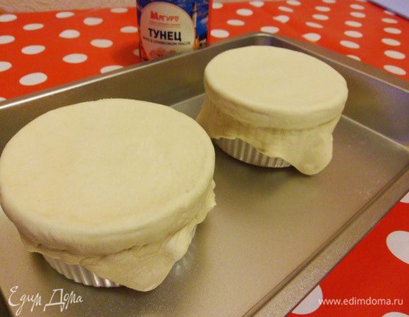 Выпекать в духовке при 200°С до золотистой корочки. У меня это заняло 10 минут.