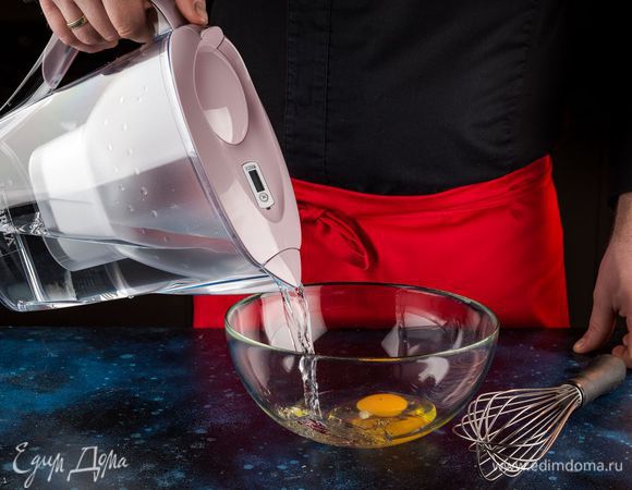 Смешайте воду из фильтра-кувшина BRITA Marella Pastel и яйцо венчиком.