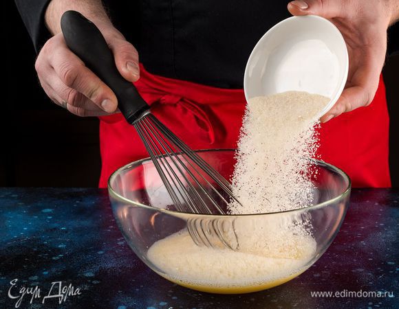 Добавьте сахар, соль, ваниль и хорошо размешайте.