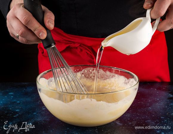 Влейте растительное масло и опять перемешайте.