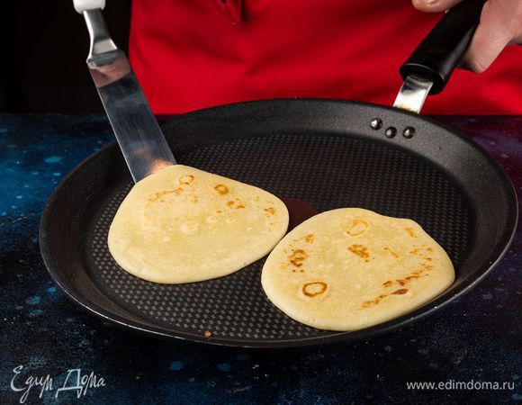 Смажьте маслом сковороду, разогрейте ее на среднем огне и вылейте половник теста. Как только блин поджарился и начал двигаться, переверните его на другую сторону и снова поджарьте до золотистого цвета.
