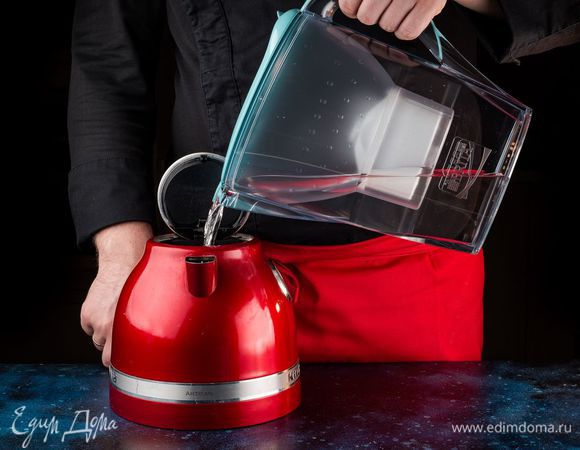 Вскипятите воду из фильтра-кувшина BRITA Marella Pastel в чайнике.