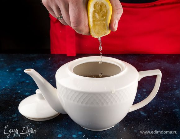Выжмите сок из части лимона в чай.