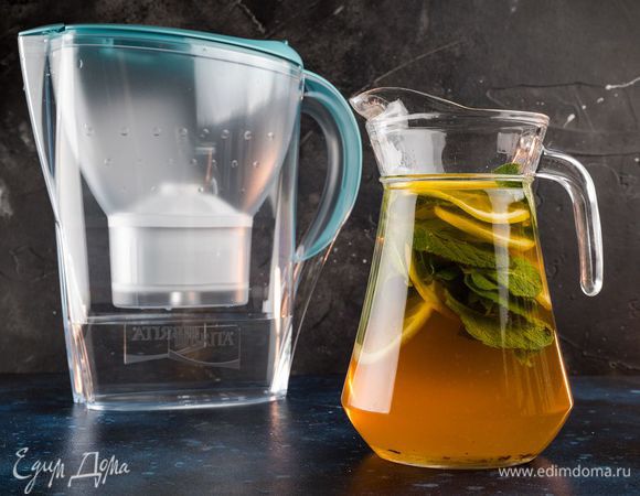 Поставьте кувшин в холодильник и перед подачей добавьте в каждый бокал лед и пару листиков мяты.