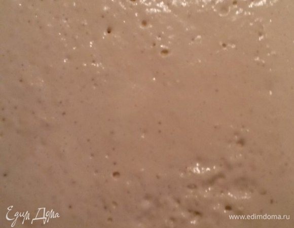 Добавить 500 г муки, размешать и поставить в теплое место. Накрыть полотенцем и оставить на 30 мин. Опара должна увеличиться вдвое.