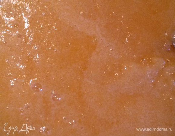 Отделить белки от желтков, желтки растереть с сахаром и ванильным сахаром.