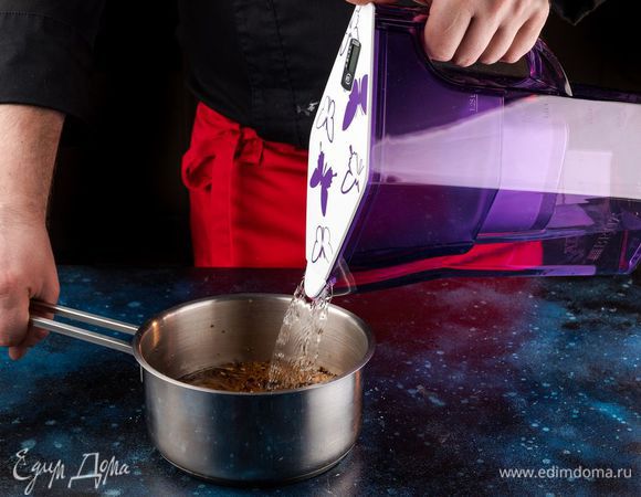 Залейте кофе водой из фильтра-кувшина BRITA Navelia в сотейнике и доведите до кипения.