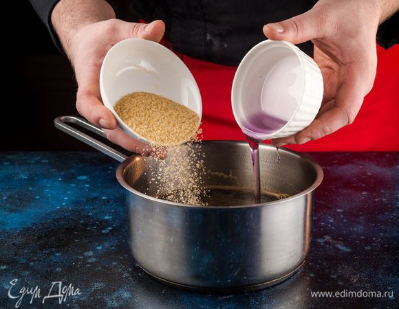 Добавьте лавандовый сироп, сахар и ваниль, перемешайте.