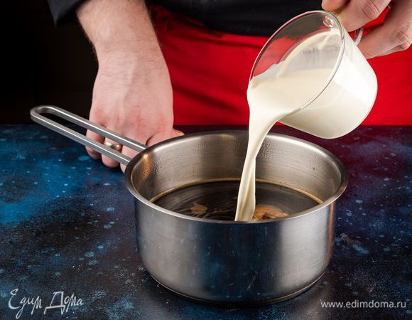 Влейте в кофе сливки и доведите до кипения.
