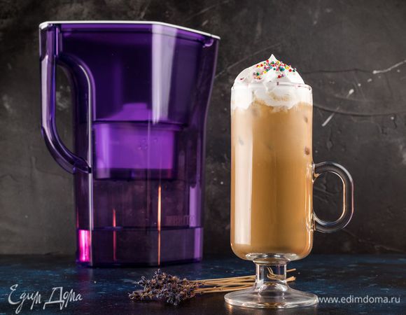 Подавайте напиток со льдом, украсив его сливками по желанию.