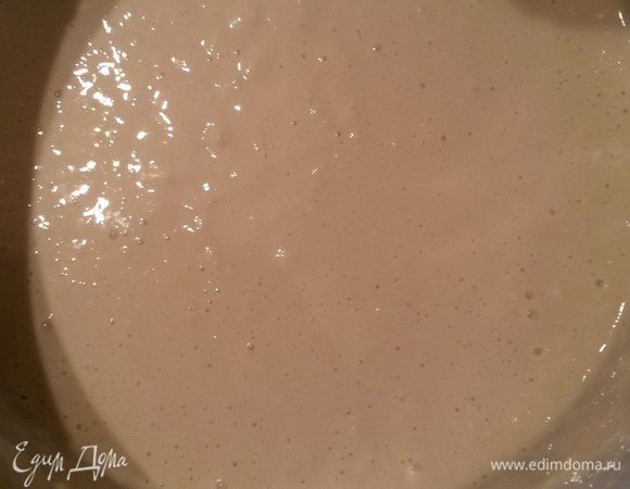 В опару по очереди добавлять желтки, размягченное масло, белки. Каждый компонент нужно хорошо перемешать с основной массой.