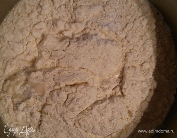 Всыпать оставшуюся муку и замесить тесто. Поставить тесто в теплое место на примерно 50-60 мин.
