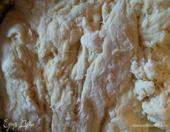 Замочить изюм в теплой воде на 15 мин., потом его добавляем в тесто и снова перемешиваем.