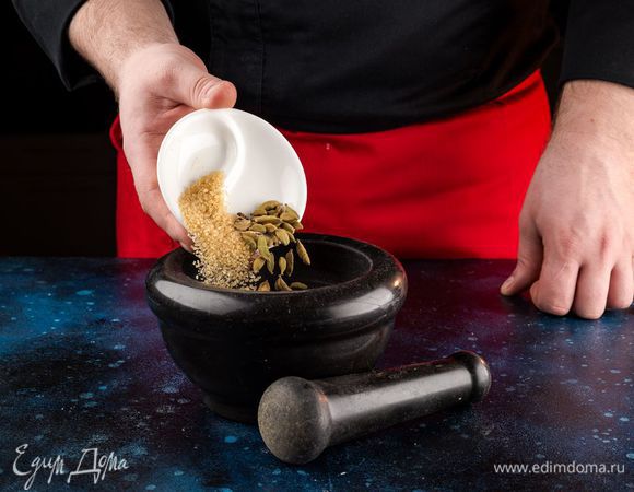 Измельчите в ступке сахар с кардамоном.