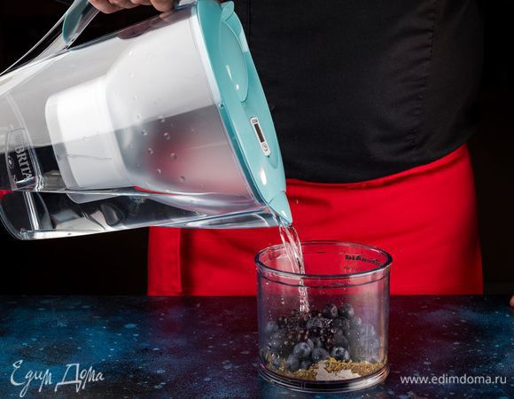 Бросьте в блендер хорошо промытую голубику, всыпьте сахар и кардамон, влейте воду из фильтра-кувшина BRITA Marella Pastel и лимонный сок.