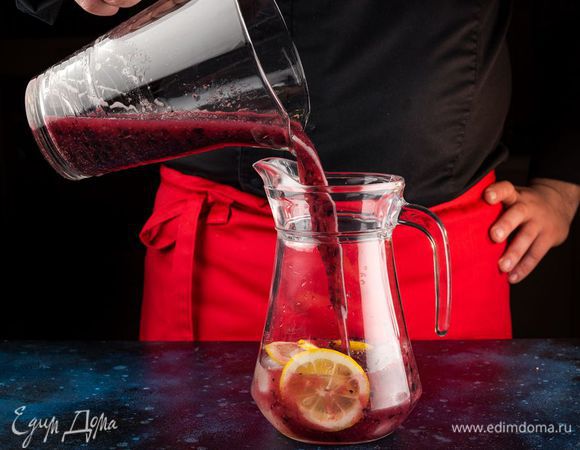 Хорошо взбейте до однородного состояния. Добавьте порезанный тонкими ломтиками лимон и лед. Лед на воде, очищенной фильтрами BRITA, получается особенно прозрачным.