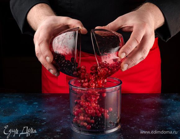 Поместите ягоды в блендер.