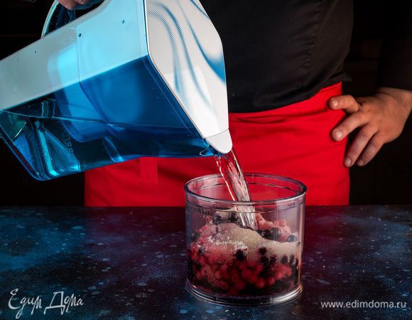 Влейте в чашу блендера воду из фильтра-кувшина BRITA Navelia и взбейте.