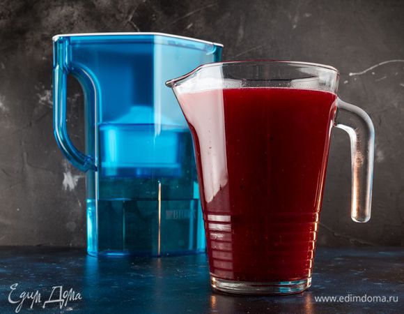 Процедите напиток и перелейте морс в кувшин.