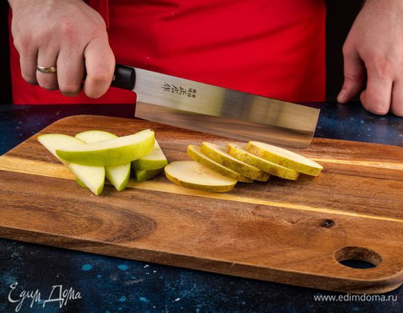 Нарежьте кубиками яблоко и грушу. Разморозьте вишню.