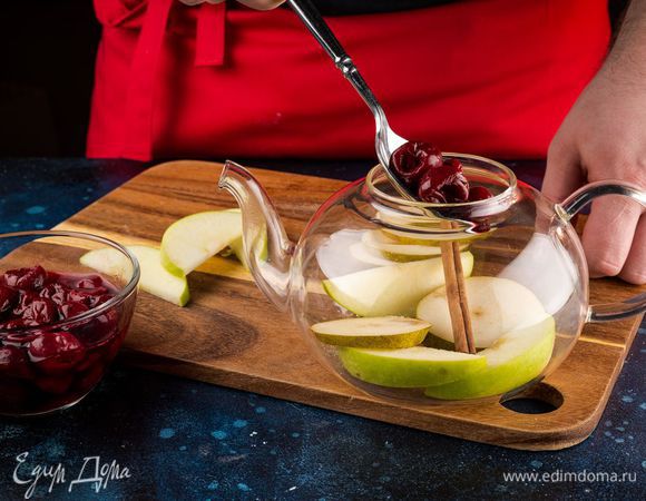 Выложите фрукты в чайник, добавьте ваниль и палочку корицы.