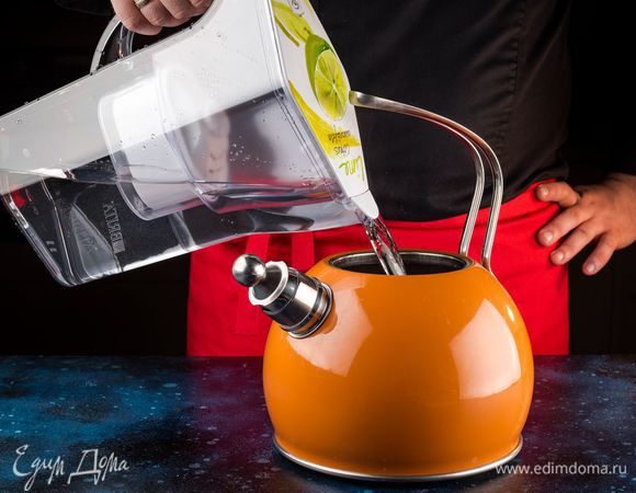 Вскипятите воду из фильтра-кувшина BRITA Navelia. 