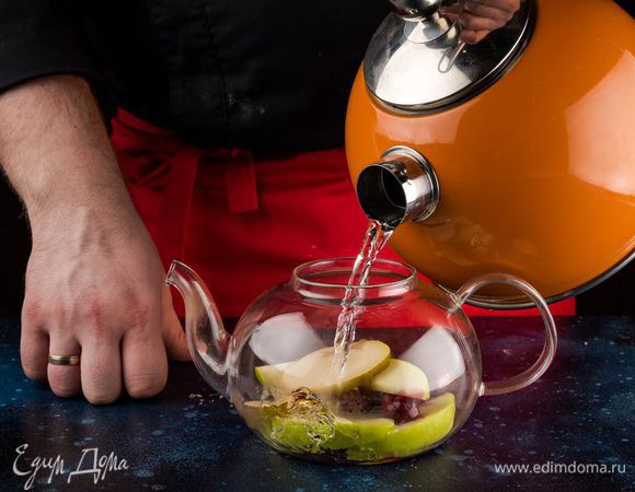 Залейте кипятком чай и дайте настояться 15 минут.