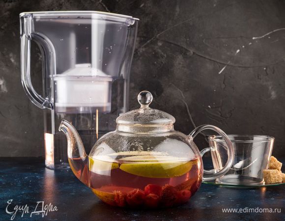 Процедите напиток и разлейте по бокалам. Чай можно подавать горячим или холодным.