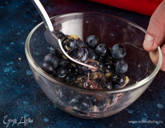 Выложите ягоды в емкость и хорошо разомните вилкой.