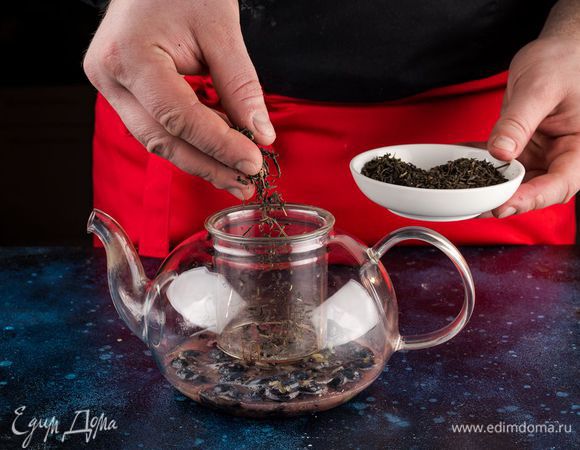 Всыпьте к голубике зеленый чай.