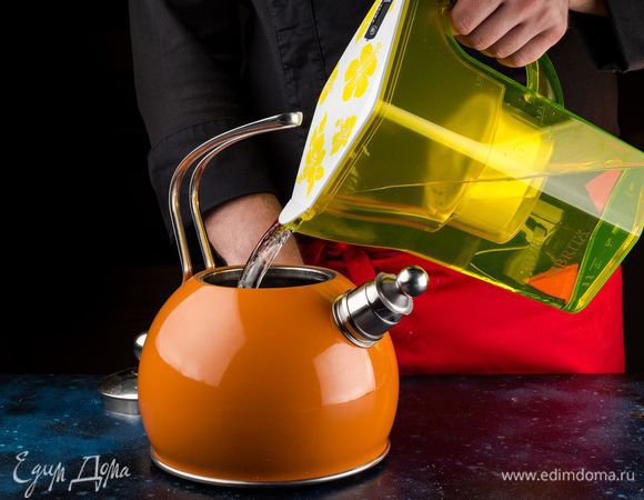 Вскипятите воду из фильтра-кувшина BRITA Navelia.