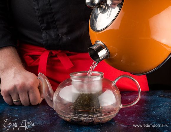 Залейте ягоду и чай кипящей водой. Когда напиток немного остынет, добавьте сахар или мед.