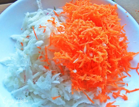 Натереть мелко морковь, а дайкон крупно или как вам нравится.