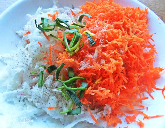 Добавить порей или зеленый лук, соль, перец.