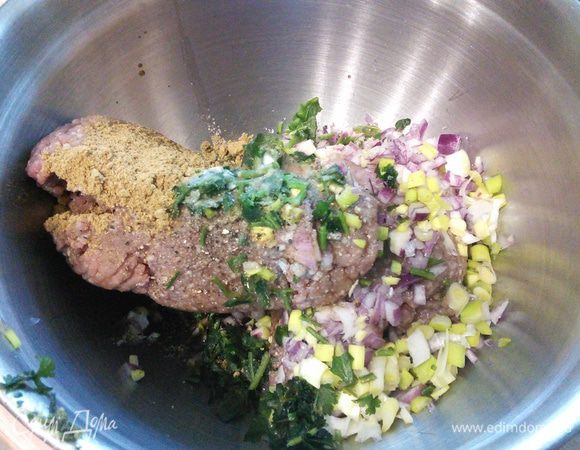 Для начала нужно приготовить фарш (у меня говядина + свинина 50:50). Смешать в миске сливочный с остальными ингредиентами кебаба и тщательно вымешать (несколько раз отбить). Я добавляю в фарш соду на кончике ножа, она связывает воду, и кебаб останется сочным. Еще в фарш при вымешивании я добавила чуть теплой воды, это также способствует сочности конечного изделия. Поставить фарш в холодильник до востребования.