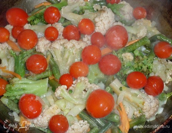 Добавляем помидоры черри. (Я использовала замороженные помидоры из собственных заготовок). Обжариваем 1-2 минуты.
