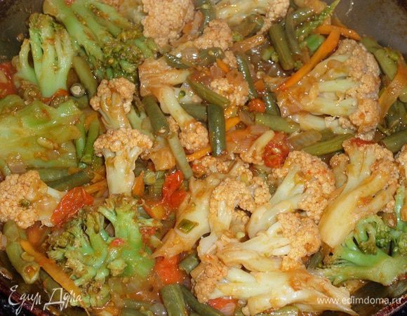 Добавляем соевый соус. Перемешиваем.
